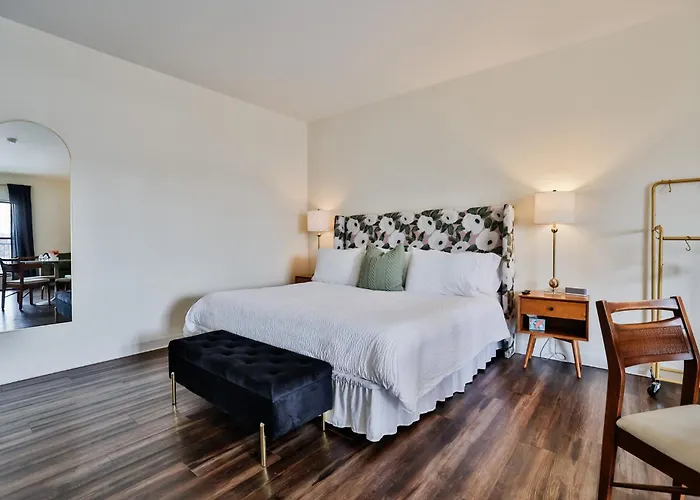 Urban Collective Boutique Hotel *