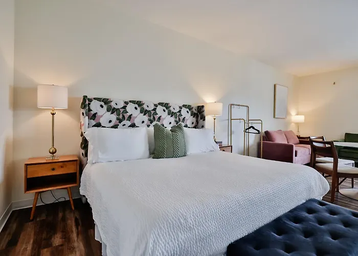 Urban Collective Boutique Hotel Edwardsville